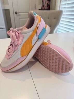 Puma Kids' Flower Aura future rider size 5.5c Runner Sneakers pink / scuba blue